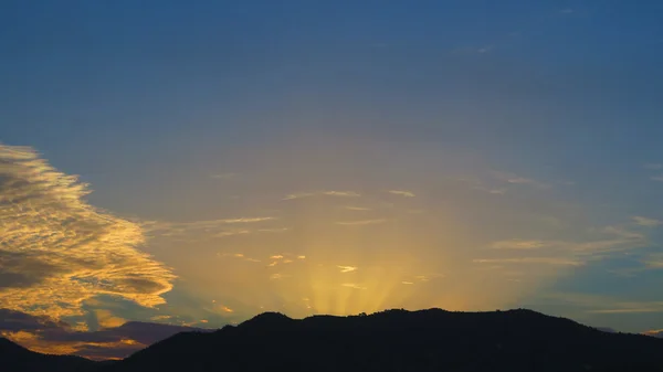 Raios de sol atrás da colina — Fotografia de Stock