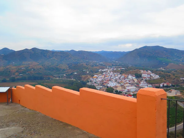 Pared naranja y pueblo —  Fotos de Stock