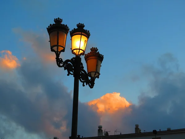 Luz de rua contra o céu — Fotografia de Stock