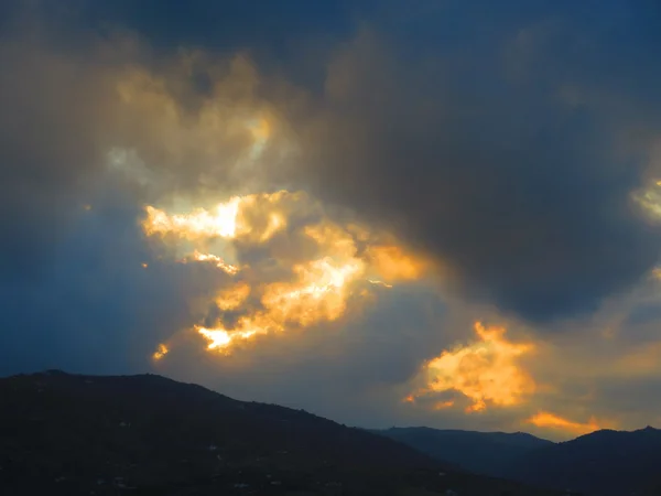 Nascer do sol sobre colinas — Fotografia de Stock