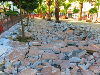 Kırık Beton kaldırım