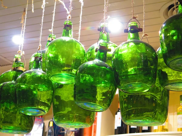 녹색 병을 매달아 — 스톡 사진