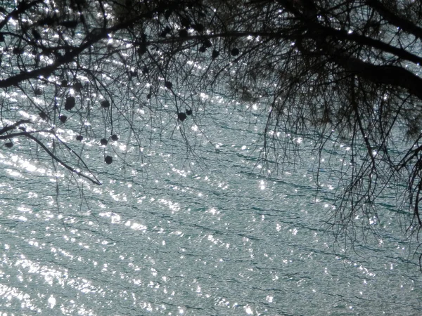 Réflexions solaires dans l'eau — Photo