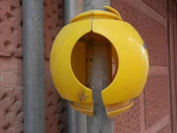 Proteção de plástico amarelo no andaime — Fotografia de Stock