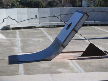 Modern heykel güneş saati