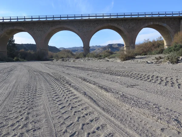 Gewölbte Straßenbrücke — Stockfoto