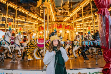 Sarı yün şapkalı ve eşarplı genç kız Noel panayırında