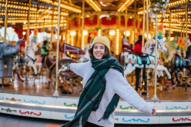 Sarı yün şapkalı ve eşarplı genç kız Noel panayırında