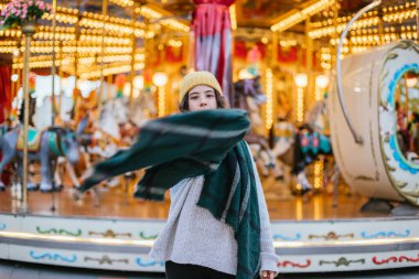 Sarı yün şapkalı ve eşarplı genç kız Noel panayırında