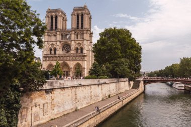 Köprü yanmadan önce Notre Dame Katedrali 'nin yatay görüntüsü.