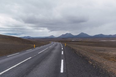İzlanda yolunun manzarası ve yazın doğanın güzel gerçek görüntüsü.