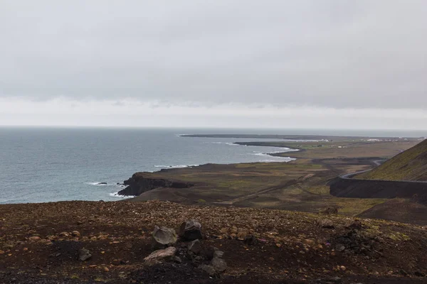 Какая Машина Едет Дороге Морю Облачный День Исландии — стоковое фото