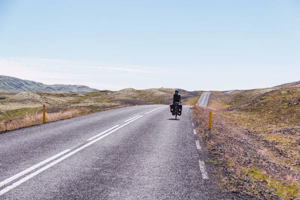 Jovem Pedalando Uma Estrada Pavimentada Islândia — Fotografia de Stock