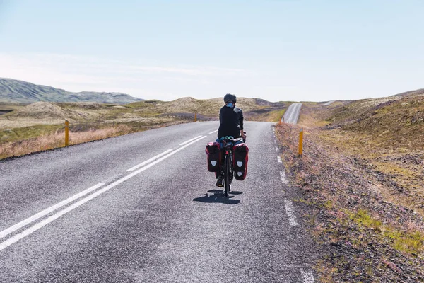 Jovem Pedalando Uma Estrada Pavimentada Islândia — Fotografia de Stock