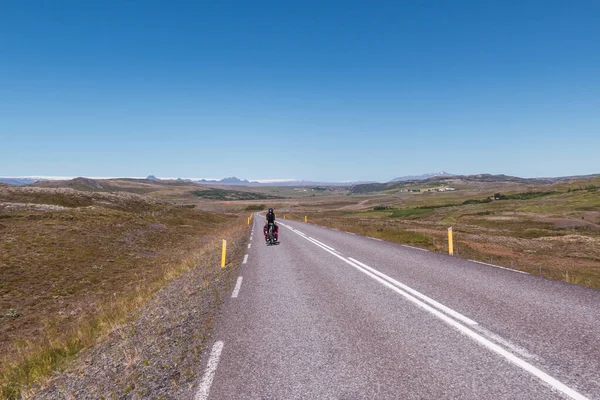 Jovem Pedalando Uma Estrada Pavimentada Islândia — Fotografia de Stock