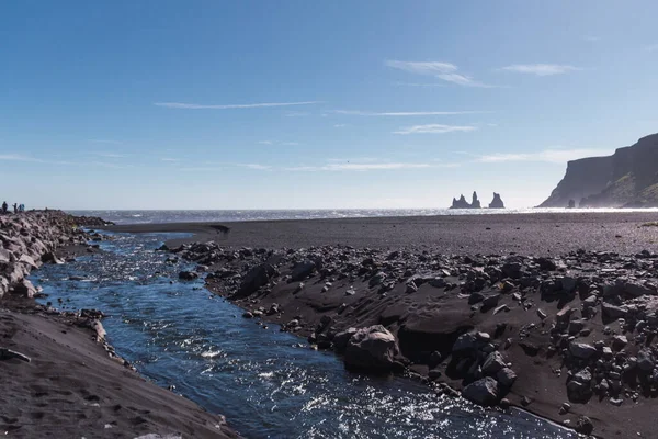 Рок Тролль Пальцы Океане Рядом Пляжем Черным Песком Юге Исландии — стоковое фото