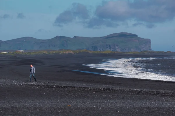 Старик Ходит Черному Песку Пляже Исландии — стоковое фото
