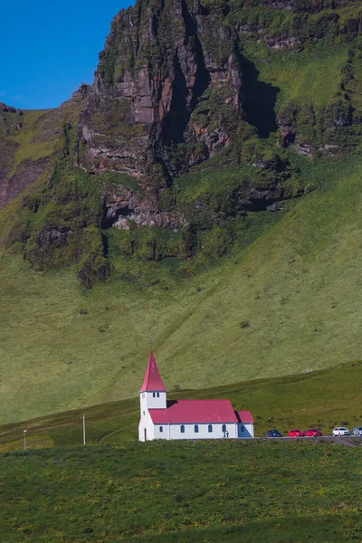 Τυπική Αγροτική Ισλανδική Εκκλησία Στην Ακτογραμμή Της Θάλασσας — Φωτογραφία Αρχείου