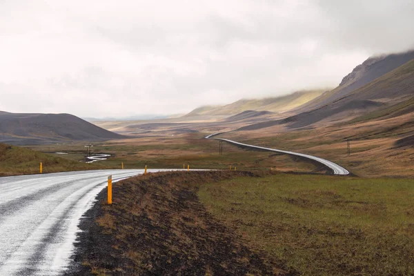 Fotografia Horizontal Uma Paisagem Islândia Com Uma Longa Estrada Asfalto — Fotografia de Stock