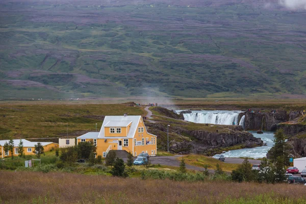 Žlutý Dům Vedle Řeky Vodopády Peřejemi Islandu — Stock fotografie
