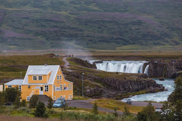 Žlutý Dům Vedle Řeky Vodopády Peřejemi Islandu — Stock fotografie