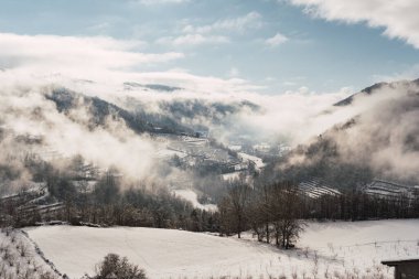 Kuzey İtalya 'da kar ve sisle kaplı bembeyaz bir manzara..