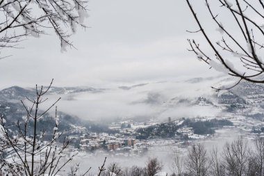 Kuzey İtalya 'da kar ve sisle kaplı bembeyaz bir manzara..