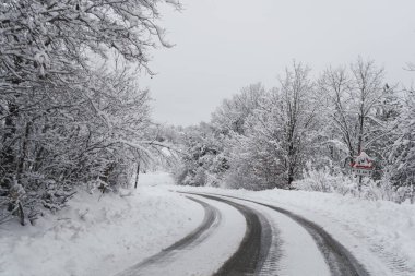 Kuzey İtalya 'da kar ve sisle kaplı bembeyaz bir manzara..