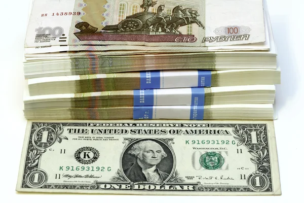 Bündel von Hundert-Rubel-Scheinen zu einem Dolar — Stockfoto