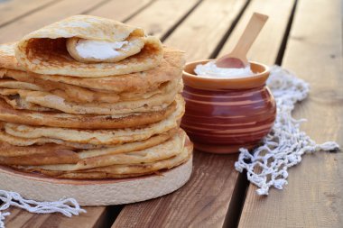 krep ve bir kase krem yığını