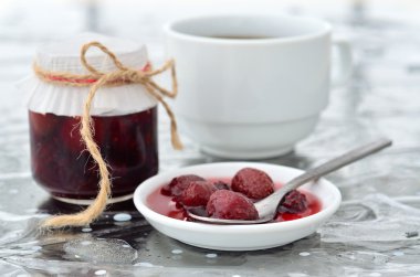 ev yapımı çilekli dut reçeli 