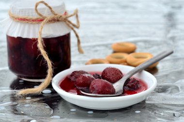 ev yapımı çilekli dut reçeli 