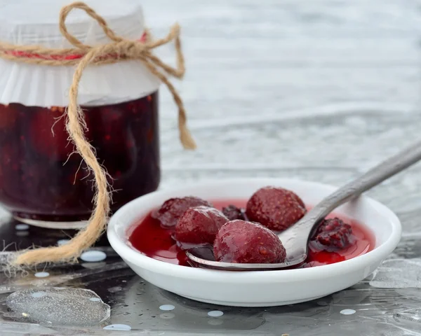 ev yapımı çilekli dut reçeli 