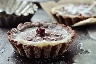 ganache, krem ve kurutulmuş kiraz bir dolgulu çikolata tartlets
