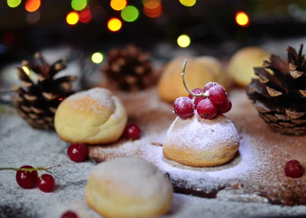 手作りクリスマス ケーキや赤スグリの果実. — ストック写真