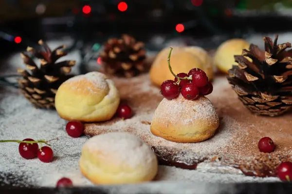 手作りクリスマス ケーキや赤スグリの果実. — ストック写真