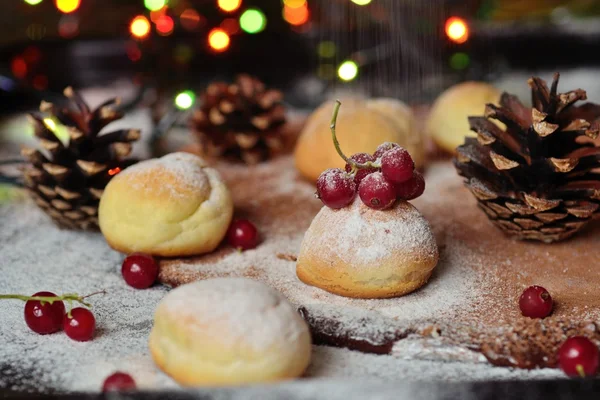 手作りクリスマス ケーキや赤スグリの果実. — ストック写真