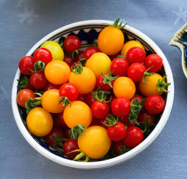 黄色和红色新鲜和闪亮的樱桃有机西红柿在一个碗里 — 图库照片