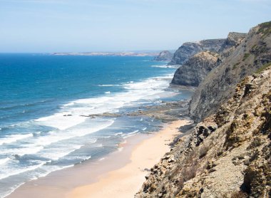 Plajın, denizin ve uçurumun havadan görünüşü. Cordoama sahilinde güneşli bir gün, Algarve, Portekiz.