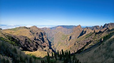Madeira Adası 'ndaki tepeden panoramik manzara (pico do Arieiro) mavi gökyüzü ile.