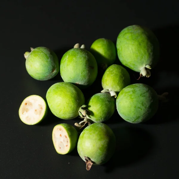 Feijoa Acca Sellowiana Ananas Guava Siyah Arka Planda Meyveler — Stok fotoğraf