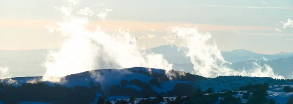 Herrliche Rauchförmige Wolken Steigen Bei Sonnenuntergang Vom Bergrücken Haut Montet — Stockfoto