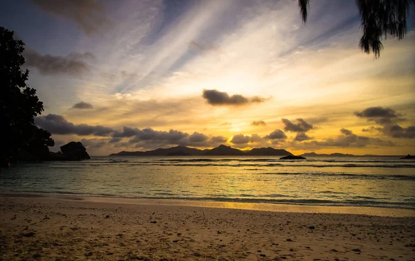 Malerischer Sonnenuntergang Auf Den Seychellen Auf Der Insel Digue Mit — Stockfoto