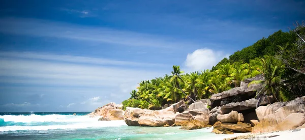 塞舌尔群岛椰子树 岩石和绿松石印度洋全景 — 图库照片
