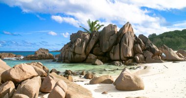 Seyşeller 'deki La Digue adasında harika küçük bir koy ve ıssız bir plaj. Hindistan cevizi palmiyesi ve muhteşem kayalarla.