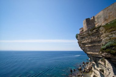 Mavi ve turkuaz Akdeniz uçurumun aşağısında ve güzel bir bahar gününde Bonifacio şehrinde