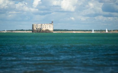Yaz boyunca Oleron Adası 'ndaki Fort Boyard' da turkuaz okyanus ve manzaralı bulutlar