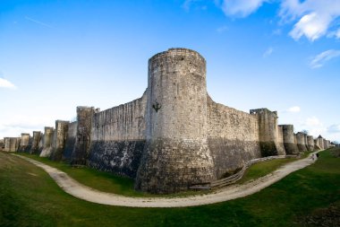 Fransa 'nın Provins kentindeki ortaçağ surlarının geniş açısı