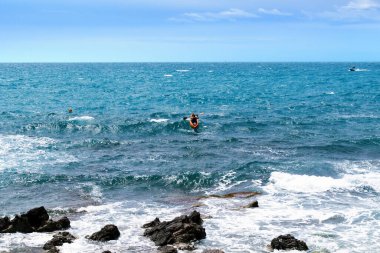 Kaptan d 'Antibes' deki dalgalarda deniz kanosu.