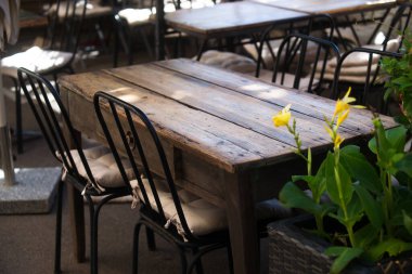 Barda eski ahşap masa ve eski sandalyeler, Güney Fransa 'da bir restoran.